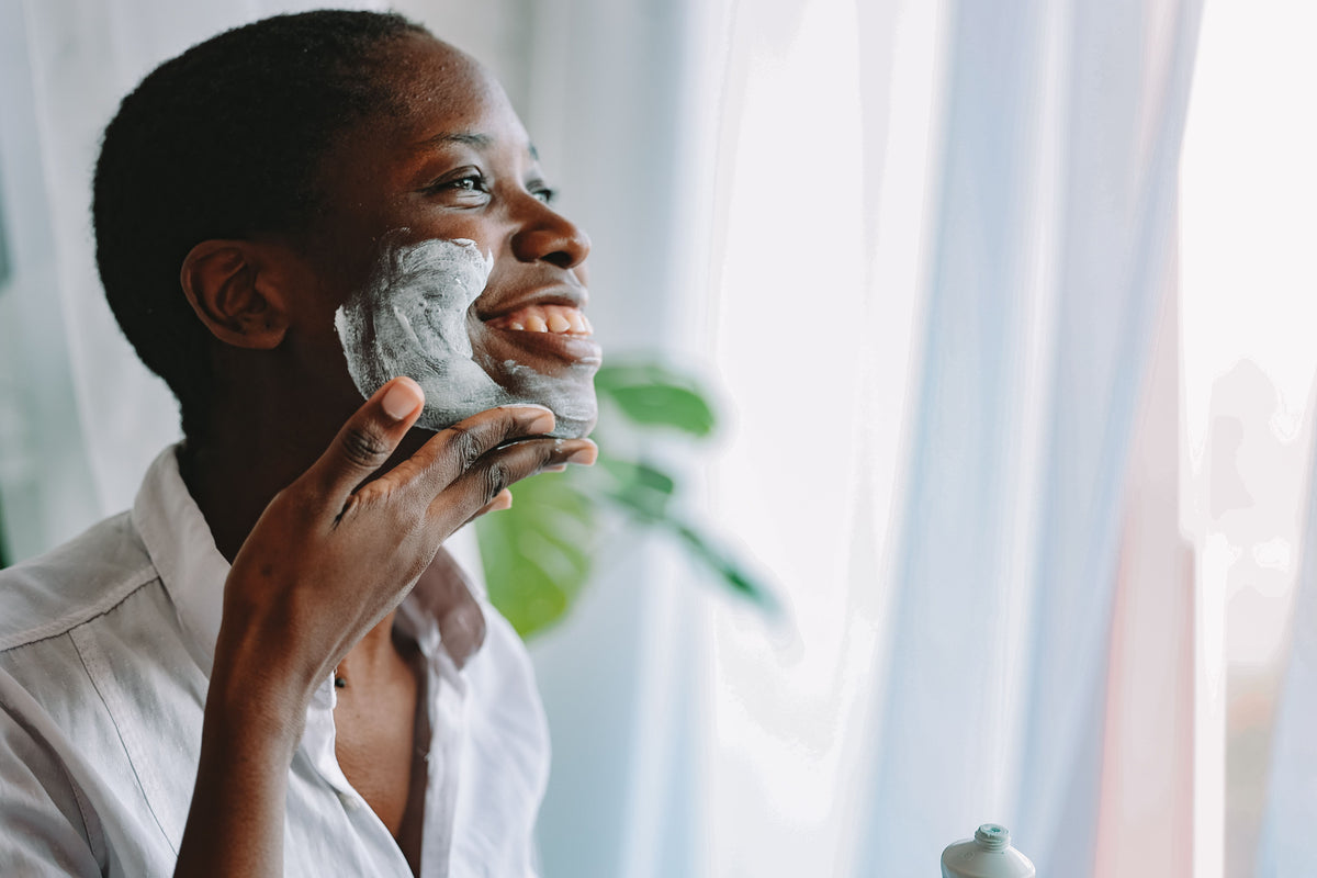 ACTION — Femme africaine aux cheveux afro, peau parfaite et radieuse après soin argile bleue