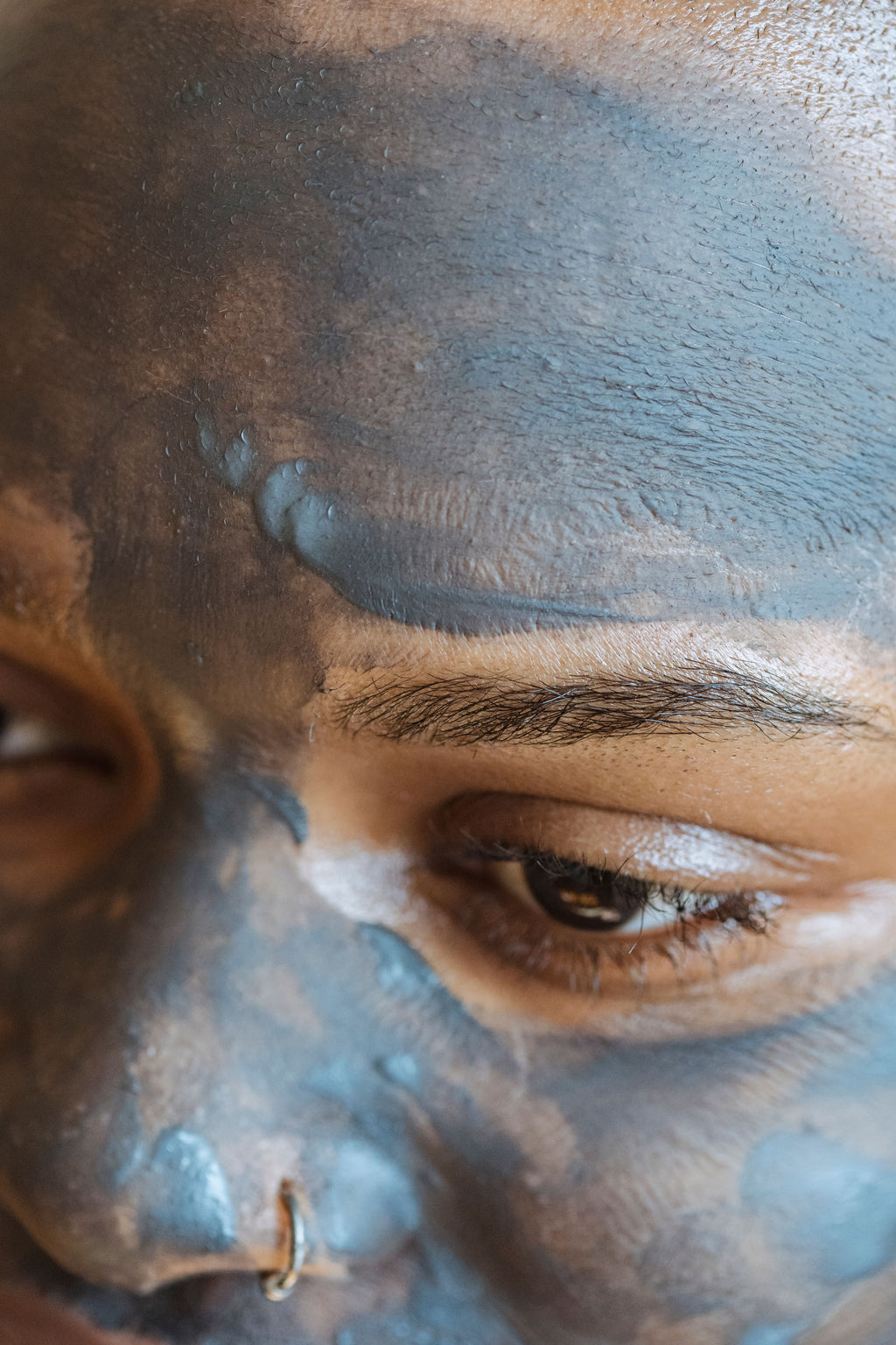 ATTENTION — Femme africaine avec masque argile bleue appliqué sur le visage, soin anti-acné purifiant